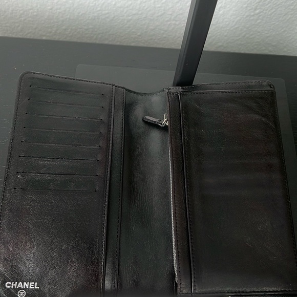 💯 Authentic CHANEL Icon Symbol Charm Patent Leather wallet - Picture 8 of 10